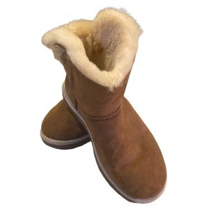 Women’s Uggs with ties in back women’s sz 8